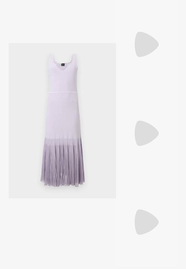 Robe en maille blanche sans manches avec col en V et jupe plissée lavande dégradée s'étendant du milieu de la cuisse jusqu'à la cheville.; Sandale à talon haut en cuir verni noir avec double bride de cheville et boucles dorées, bout ouvert, et talon effilé sur fond neutre.; Sac à bandoulière en cuir couleur crème de Calvin Klein avec bord supérieur incurvé, fermeture éclair argentée et sangle ajustable brun foncé.; Paire de boucles d'oreilles créoles en bouclettes dorées brillantes sur fond blanc uni, présentant un design torsadé entrelacé.