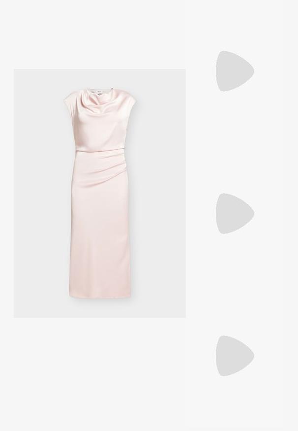 Robe midi rose clair sans manches en satin avec col bénitier drapé et détail froncé à la taille sur fond neutre.; Escarpins à talon slingback en cuir verni rose pâle avec un bout pointu, un détail en nœud à l'avant, et un petit talon. Texture lisse avec une finition brillante.; Petit sac à main blanc orné de roses en tissu recouvrant le corps et d'une fine anse unique, sur un fond uni.; Paire d'objets ovales en argent luisant et lisse disposés côte à côte sur un fond blanc uni.