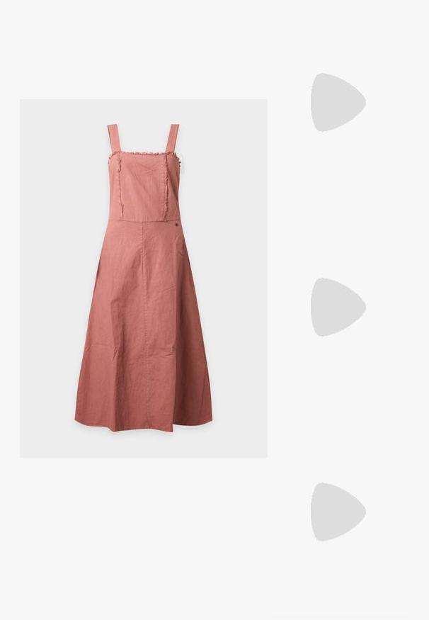 Robe midi rose poudré sans manches avec encolure carrée, bordure effilochée sur le corsage et jupe à ligne A, posée à plat sur fond blanc.; Sandale en cuir marron avec des fines lanières, un accent circulaire doré et une semelle plate. Design minimaliste avec un détail de boucle réglable.; Sac à main beige tissé avec corps arrondi, fermeture éclair et une sangle courte et épaisse dans un style crochet simple et texturé.; Paire de boucles d’oreilles créoles dorées avec des détails de perles arrondies le long du bord extérieur sur un fond clair.