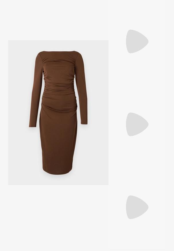 Robe marron à manches longues en tissu extensible, avec des détails froncés au niveau du buste et une silhouette ajustée qui arrive mi-mollet.; Talons slingback en cuir verni brun avec un bout pointu, un talon fin, et une sangle réglable avec une petite boucle.; Sac à main en cuir de couleur bordeaux foncé avec un design en forme d'enveloppe. Il dispose d'une anse en chaîne dorée, d'une texture lisse et d'une fermeture en pointe.; Deux paires de Boucles d'oreilles créoles géométriques dorées sur une surface blanche unie, une paire carrée et pleine, une paire rectangulaire et creuse.