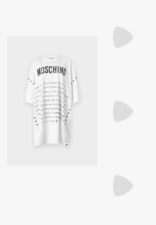 T-shirt blanc oversize avec des inscriptions noires, portant le mot "MOSCHINO" en gras. Comprend des accents de points noirs le long des manches et des coutures latérales.; Escarpin à talon haut en cuir verni beige avec bout pointu et talon aiguille fin, orné d'un petit accent doré à l'arrière.; Sac à main Love Moschino en cuir noir souple avec poignée nouée et bandoulière chaîne dorée sur fond blanc.; Paire de boucles d'oreilles boule de Noël dorées brillantes avec fermoirs à crochet sur fond blanc uni.