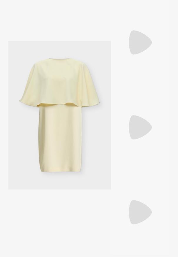 Robe crème mi-longue avec une cape ample qui s'étend sur les épaules et le haut des bras, avec un col rond.; Mules à talons hauts beiges avec un design à lanières. Présentent un bout carré, une texture lisse et un talon élancé avec un accent doré à la base.; Sac bandoulière en métal argenté avec sangle réglable et logo subtil sur le devant, sur fond clair uni.; Paire de boucles d'oreilles créoles dorées et brillantes avec des maillons circulaires épais sur un fond gris clair uni.