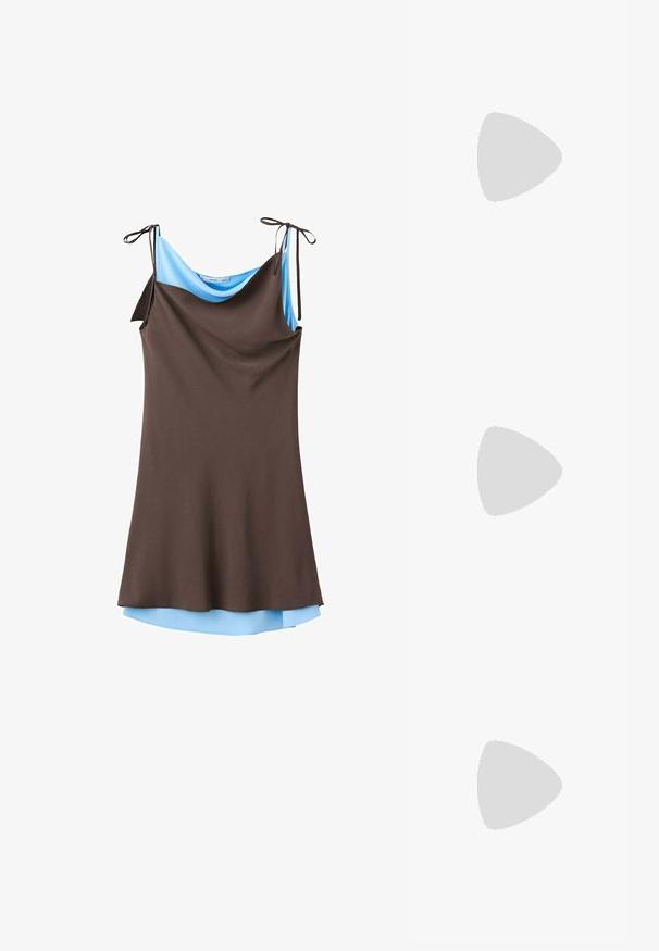 Robe marron sans manches avec doublure bleu clair et bretelles réglables à nouer sur fond blanc.; Sandale plate noire avec fines lanières, boucle pour l’orteil et bride de cheville avec une petite boucle ronde, vue de profil.; Lunettes de soleil noires avec des lentilles ovales, teinte dégradée foncée et branches fines accentuées par des touches d'or subtiles. Fini en plastique lisse.; Sac à main tissé noir avec une anse unique tressée, forme rectangulaire et surface texturée brillante.