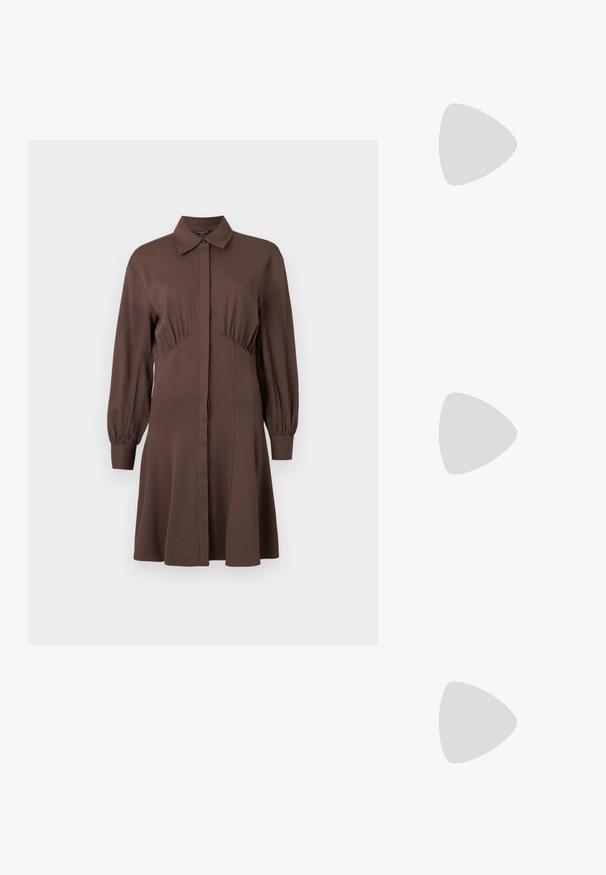 Brun skjortekjole lavet af blødt materiale, med forreste knaplukning, lange pufærmer og en tætsiddende talje med samlede detaljer.; Sort læder peep-toe slingback sko med høj blokhæl og beige indvendig foring mod en ensfarvet lys baggrund.; Kremfarvet rektangulær håndtaske med en enkelt rem og lynlås øverst, med en lille præget logo-plakette foran.; Par af skinnende guldfarvede hoop-øreringe med snoet, flettet design på en enkel hvid baggrund.
