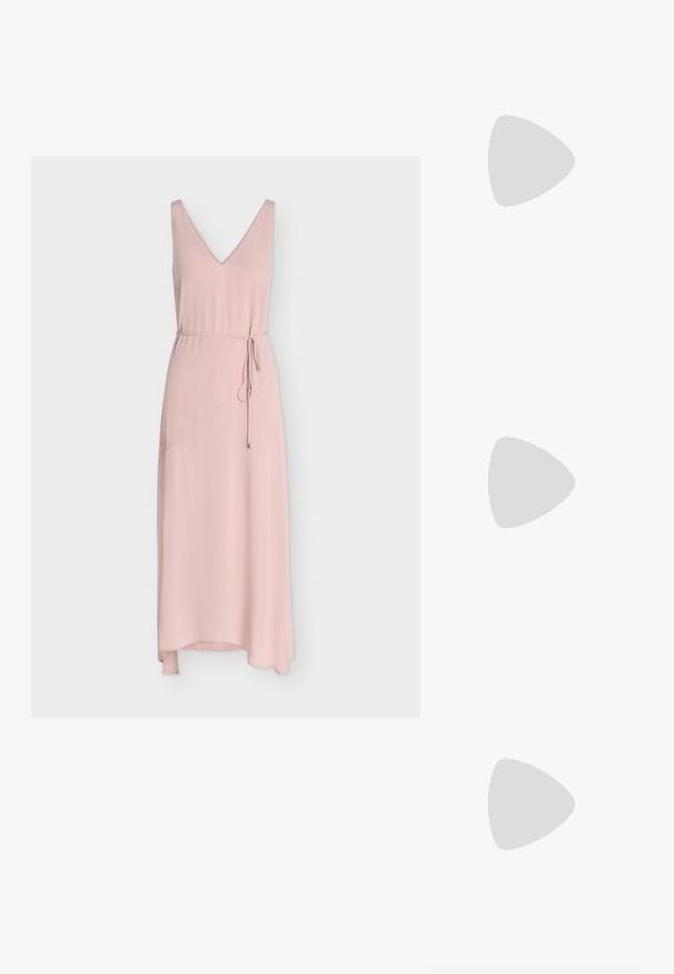 Robe midi rose blush sans manches avec encolure en V et fine ceinture nouée à la taille, avec un ourlet légèrement asymétrique.; Chaussure plate beige à bout pointu avec bride arrière, petit talon noir et finition en cuir lisse, vue de côté sur un fond uni.; Pochette en cuir beige avec rabat avant et fermeture par sangle verticale, sur un fond clair uni.; Boucles d'oreilles pendantes en ton or avec des pendentifs lisses en forme de goutte allongée suspendus à de petites attaches en forme d'anneau sur un fond blanc.