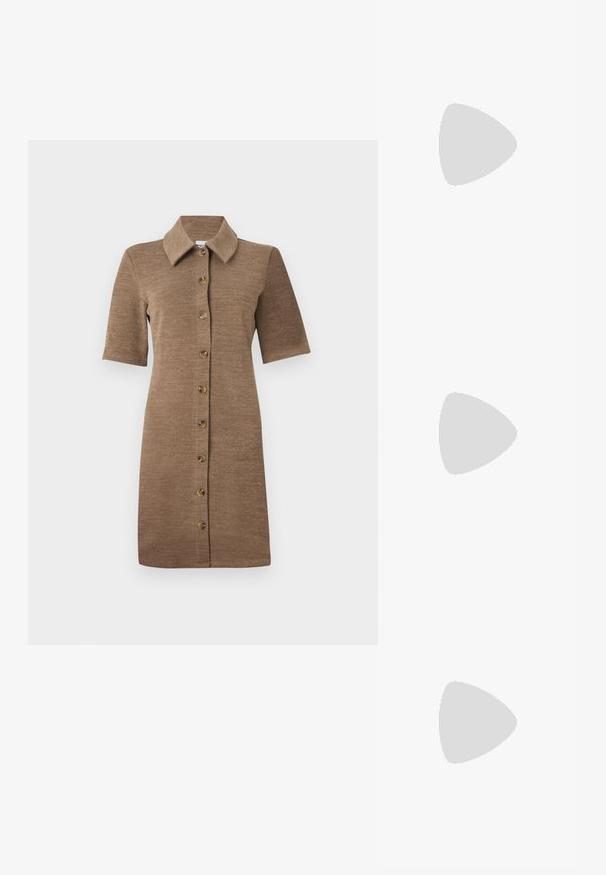 Robe en maille marron avec un col à revers, des manches courtes et une fermeture boutonnée sur le devant. Tissu texturé avec une silhouette ajustée.; Bottes de cow-boy en cuir noir avec bout pointu, coutures apparentes, ornements à clous argentés et fermeture éclair sur le côté intérieur.; Petit sac à main noir brillant avec deux longues anses et des détails à cordon sur les côtés sur un fond clair uni.; Boucles d'oreilles en forme de croissant en or avec une finition lisse, présentant des accents orange près du clou et un matériel en argent.