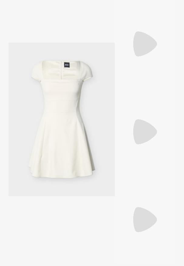 Robe blanche à manches courtes avec encolure carrée, taille cintrée, jupe évasée et fermeture éclair au dos, étiquette BOSS à l'intérieur du col.; Talons en cuir verni noir avec un bout pointu, des sangles de cheville ajustables et un talon fin. Texture lisse avec une finition brillante.; Sac à main en cuir souple couleur crème avec un design froncé, fermoir cadre argenté, poignée courte et bandoulière chaîne amovible.; Boucles d'oreilles en métal argenté présentant une forme en U avec un accent en forme de cœur à la base, une texture lisse et une finition polie.