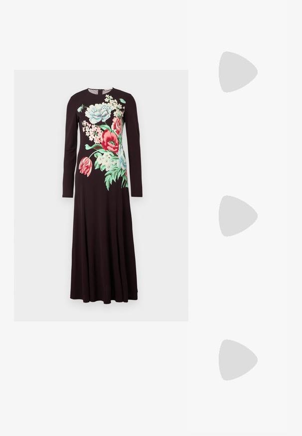 Robe noire à manches longues avec un grand imprimé floral coloré sur le devant, présentant des fleurs et des feuilles rouges, blanches, roses et vertes.; Sandale pour femme en cuir noir avec fines lanières, une boucle d'orteil, une boucle à la cheville et un talon aiguille de hauteur moyenne sur un fond neutre.; Petit sac pochette en cuir bordeaux avec fermoir métallique argenté et bracelet sur fond blanc.; Boucles d'oreilles en or en forme de d'anneaux lisses et courbés avec une finition polie. Équipées d'un mécanisme de fermeture et de légères indentations pour le détail.