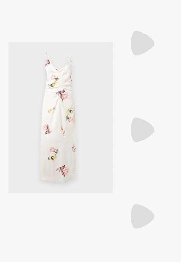 Hvid ærmeløs maxikjole med tynde stropper, rynket front og spredte lyserøde, gule og grønne blomsterprintmønstre.; Brun læder sandal med stropper, lav kittenhæl og en ankelrem med en lille spænde, vist fra siden på en ensfarvet baggrund.; Lille bordeauxlæder clutch-pung med sølv metal lukning og håndledsrem på hvid baggrund.; Guldfarvede stud øreringe med en glat, rund form og en reflekterende overflade, der fremhæver et minimalistisk design uden synlige mønstre.