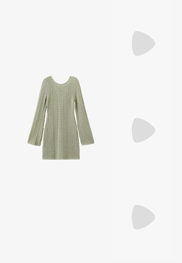 Robe tricotée vert clair à manches longues avec motif en dentelle et col rond, présentée à plat sur un fond blanc.; Escarpin slingback en daim gris à bout pointu, talon stiletto de hauteur moyenne et semelle lisse texturée.; Lunettes en métal argenté avec des verres ronds et une fine monture. Les embouts de branches noirs offrent un contraste. Plaquettes de nez ajustables incluses.; Sac à main en motif peau de serpent noir et blanc avec deux poignées, une fermeture à cordon et une bandoulière amovible. Texture lisse.