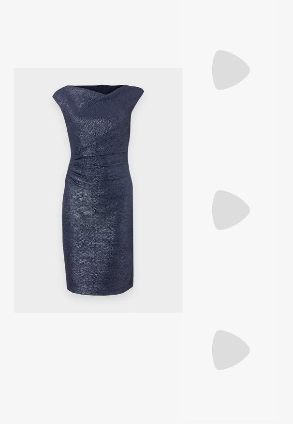 Vestido azul marino hasta la rodilla con un acabado texturizado, que presenta un escote drapeado y fruncidos en la cintura para una silueta ajustada.; Steve Madden KARI - Tacones - white; Bolso de mano de cuero suave de color crema con diseño fruncido y plisado y una delgada correa para el hombro que descansa delante sobre un fondo liso.; Pendientes de metal plateado que presentan dos círculos entrelazados, uno más grande y otro más pequeño, con un acabado cepillado y cierres de presión.