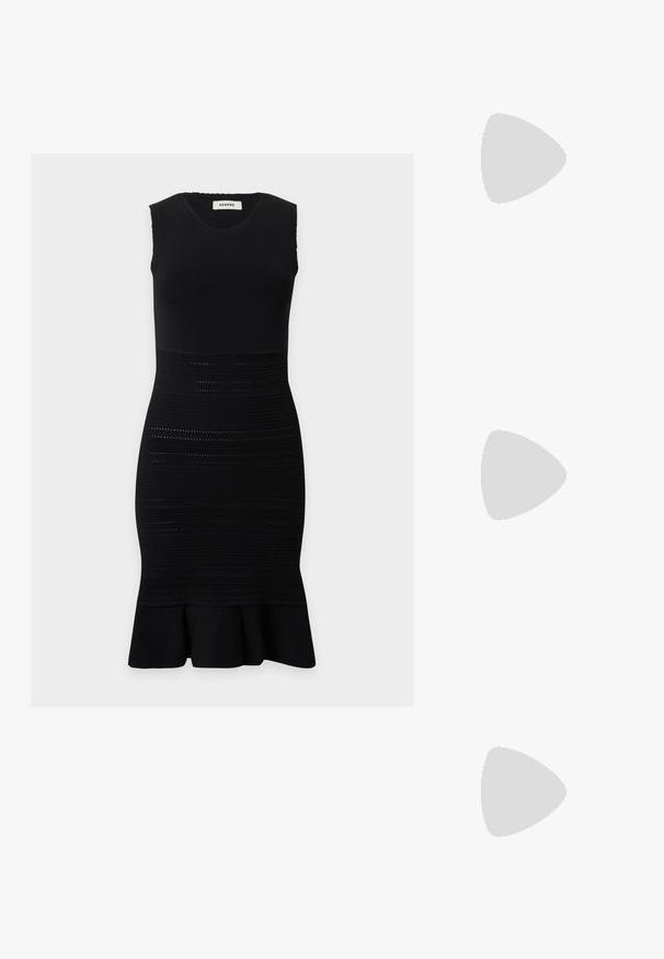 Robe noire sans manches longueur genou avec corsage ajusté, rayures horizontales texturées sur la jupe et détail évasé à l'ourlet.; Sandale en cuir verni noir avec trois brides, boucle de cheville et talon aiguille de 10 cm. Présente un détail en métal doré et un charm logo.; Sac bandoulière en cuir noir avec poignée supérieure, fermeture argentée et bandoulière ajustable sur fond blanc.; Paire de boucles d'oreilles en métal argenté en forme de lettre M angulaire avec des tiges arrondies sur fond blanc.