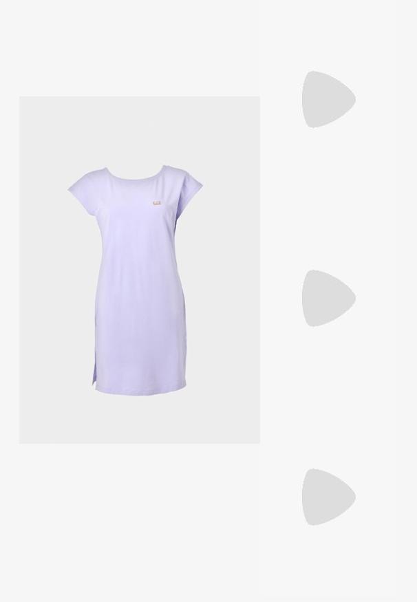 Λιλά κοντομάνικο casual φόρεμα με στρογγυλή λαιμόκοψη και μικρό λογότυπο στο επάνω αριστερό μέρος του στήθους.; Καμβαδινά αθλητικά παπούτσια σε λευκό χρώμα με στρογγυλή μύτη, κορδόνια μπροστά και κρεμ καουτσούκ σόλα. Διαθέτουν μεταλλικές θηλές και ραφές στη λεπτομέρεια.; Μπεζ υφασμάτινη τσάντα μέσης με θαμπές μαύρες πουά και "STINE GOYA" τυπωμένο με μικρά μαύρα γράμματα μπροστά.; Ασημένια γλυπτικά σκουλαρίκια με λείες, καμπύλες μορφές και ανακλαστικές επιφάνειες. Διακρίνονται για το κλειστό σχέδιο του κρίκου και την ιδιαίτερη οργανική τους μορφή.