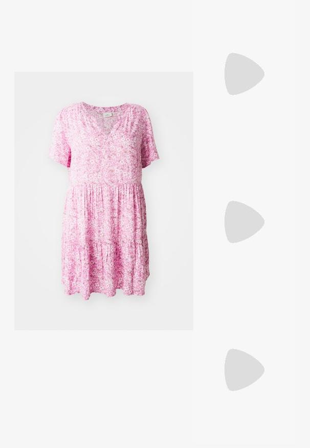 Rosa blomsterkjole med korte ærmer, V-hals og lagdelt design. Fremstillet af letvægtsstof, har små hvide og grønne blomster mønstre.; Beige patenteret læder slingback høje med spids tå og en slank, firkantet hæl. Glat tekstur og minimalistisk design uden udsmykninger.; Limegrøn syntetisk håndtaske med en glat overflade, en aftagelig kædestrop og dekorative spænder; rektangulær form med indsnævrede sider.; To par guldfarvede geometriske hoop-øreringe på en ensfarvet hvid overflade, et par firkantede og solide, et par rektangulære og hule.