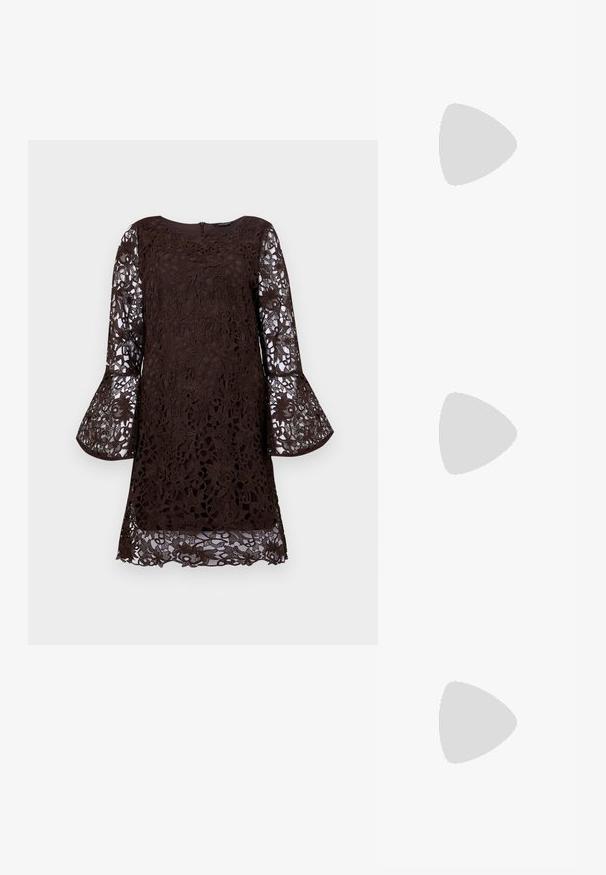 Καφέ δαντελέν dresses με μακριές μανίκες καμπάνα, εσωτερικά λουλούδια και στρογγυλή λαιμόκοψη. Κλείσιμο με φερμουάρ στο πίσω μέρος, μήκος μέχρι το γόνατο.; Κρεμ δερμάτινο φλατ παπούτσι slingback με στρογγυλεμένη μύτη και μικρό χρυσό έμβλημα στο λουράκι.; Τσάντα μπεζ από δέρμα σε σχήμα ημισελήνου με έναν μόνο ιμάντα ώμου και ελάχιστη ραφή, σε απλό λευκό φόντο.; Μεγάλα χρυσά σκουλαρίκια αποτελούμενα από τέσσερις επιμηκυμένες συνδεδεμένες καμπυλωτές ράβδους σε λευκό φόντο.