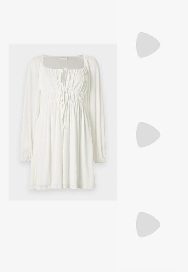 Robe mini blanche à manches longues avec encolure carrée, bustier et taille froncés, et deux liens à l'avant pour ajustement.; Mules à talons hauts en cuir noir avec un design à bout ouvert et une large sangle supérieure incurvée. Texture lisse et silhouette élégante.; Lunettes de soleil noires avec une monture rectangulaire élégante et des verres bleus. Présente une texture lisse et des branches robustes. Logo de la marque sur le côté.; Sac à main en motif peau de serpent noir et blanc avec deux poignées, une fermeture à cordon et une bandoulière amovible. Texture lisse.