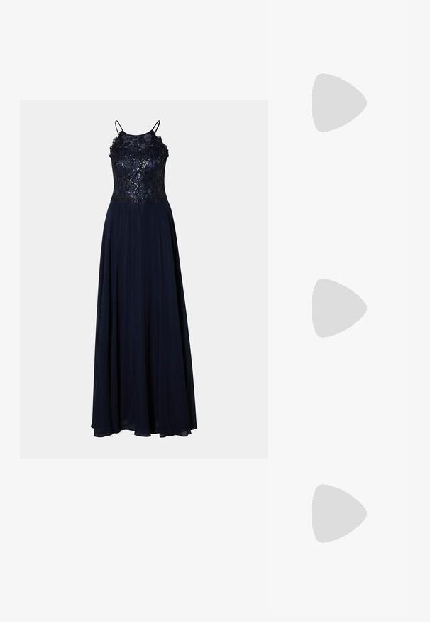 Marineblå aftenkjole med en tætsiddende blondeoverdel, detaljeret broderi og en flydende nederdel. Har tynde stropper og en glat tekstur.; Steve Madden MILANO - Højhælede sandaletter / Højhælede sandaler - black; Sort clutch taske med en glat overflade, prydet med en guldkæde-rem og en geometrisk flaplukning, der er indrammet i guld.; Sølvfarvede øreringe med en cirkulær top og hængende kæder samt firkantede rhinsten, der fremviser et lineært, multi-niveau design.