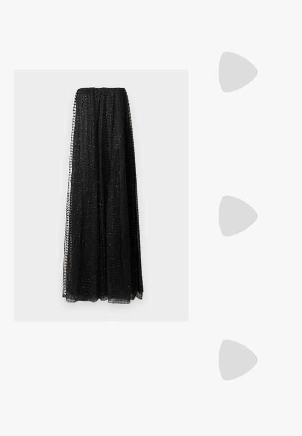 Jupe longue noire transparente avec un motif en grille de petites croix brodées, froncée à la taille, suspendue sur un fond blanc.; Chaussure à bout pointu noire avec bride arrière, talon bloc arrondi en bois et dessus en cuir lisse sur fond gris clair.; Pochette en cuir noir avec une texture plissée, fermeture à fermoir métallique, et logo embossé discret sur le devant. Forme arrondie.; Boucles d'oreilles clips en métal argenté torsadé avec une finition lisse et brillante, présentant un design moderne et abstrait en spirale.