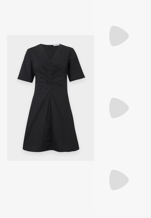 Robe courte noire à manches courtes avec un col en V, un devant froncé et une fermeture éclair au dos ; longueur au genou avec un corsage ajusté et une jupe évasée.; Escarpin slingback en cuir verni noir avec bout pointu, petit talon kitten et bride à boucle argentée sur fond blanc uni.; Sac à main noir en matériau texturé, doté de deux poignées supérieures et d'une bandoulière amovible, avec un accent logo en argent.; Calvin Klein SPIRAL - Bracelet - silver-coloured