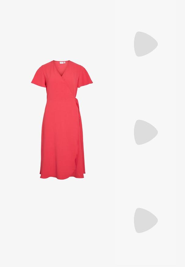 Robe portefeuille rouge corail avec manches courtes, décolleté en V et détail noué sur le côté, dotée d'une jupe légèrement évasée arrivant au genou.; Sandale en cuir verni marron foncé avec talon bloc, bride à la cheville avec boucle et deux fines lanières sur les orteils sur fond blanc.; Sac à main rectangulaire en cuir noir avec une longue bandoulière unique et une finition brillante, présenté sur un fond blanc uni.; Boucles d’oreilles créoles en forme d’étoile argentée avec une finition lisse et polie sur un fond blanc uni.