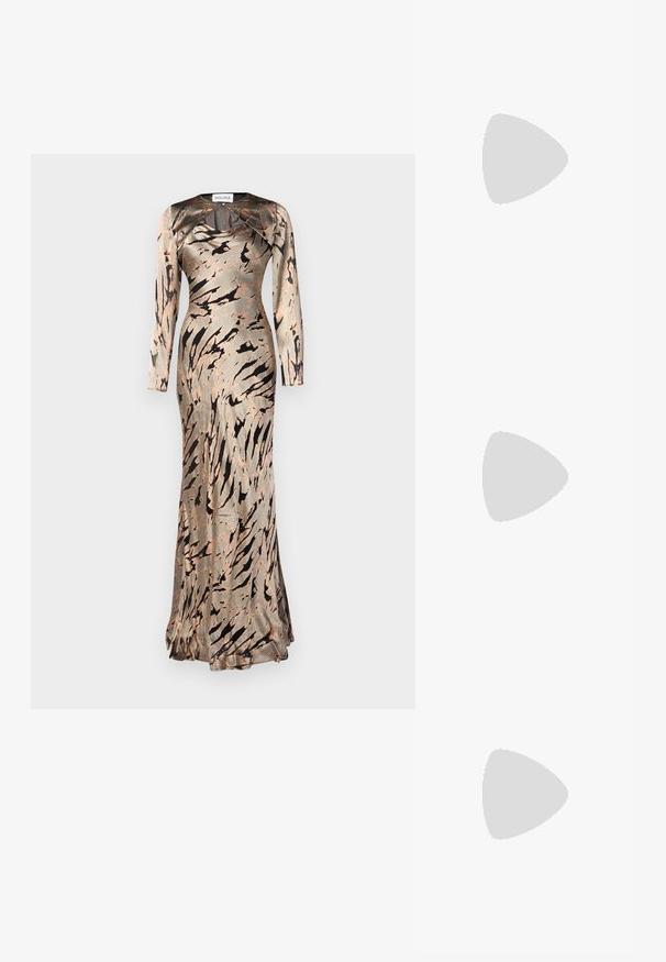 Vestido ajustado de manga larga en una suave tela similar a la satén, con un patrón abstracto en tonos beige y marrón y un dobladillo acampanado. Diseñado con un escote redondo.; Sándalo negro de tacón alto con tiras delgadas, abierto por delante y con un acabado liso. Presenta un tacón esbelto y un diseño de tira texturizada.; Bolso negro brillante de Calvin Klein con cremallera dorada y correa corta sobre un fondo blanco liso.; Pendientes circulares de oro con dos pequeños anillos de plata en cada uno, que muestran detalles sutiles del nombre de la marca grabado, colocados sobre un fondo blanco.