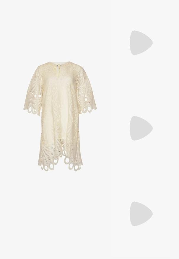 Robe en dentelle crème avec des motifs de découpes circulaires, un ourlet festonné et de larges manches courtes, dotée d'une petite fermeture à nouer au niveau de l'encolure.; Sandale espadrille beige avec une semelle en jute tressé, dotée de plusieurs fines lanières et d'un détail noué à la cheville pour un maintien sécurisé.; Sac cabas en paille tissée avec des anses tressées jaunes et beige, décoré d'un patch banane et d'un petit motif poisson encadré à l'avant.; Paire de boucles d'oreilles créoles en or de taille moyenne avec un design texturé et perlé sur un fond clair uni.