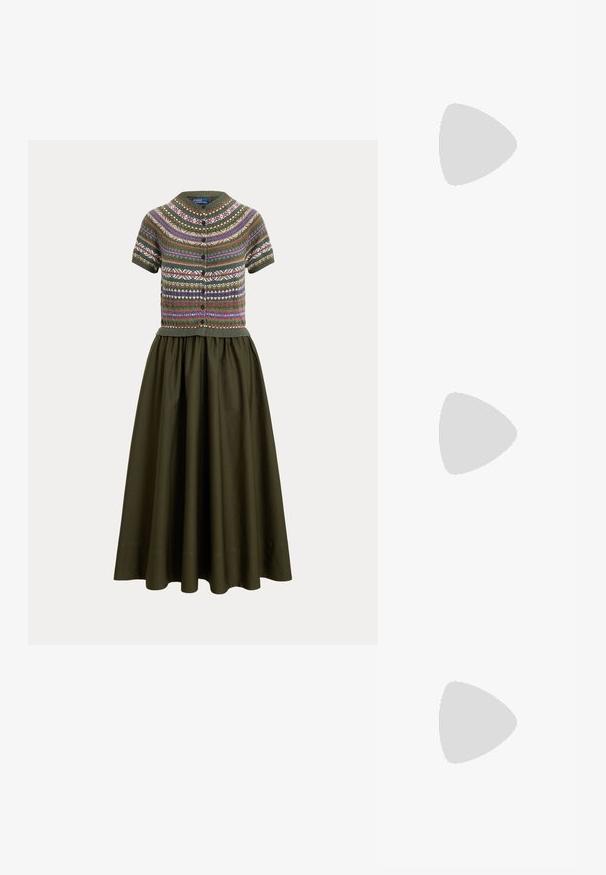 Cardigan à manches courtes boutonné avec des motifs géométriques multicolores, associé à une longue jupe unie couleur olive foncé.; Chaussure plate en cuir marron à bout pointu avec un petit nœud sur le dessus et un talon bas, sur un fond clair uni.; Sac à main en cuir jaune avec une forme incurvée, une bandoulière et un petit accent métallique. Texture lisse et éléments de design minimalistes.; Boucles d'oreilles créoles en or avec de petits pendentifs rectangulaires argentés verticaux, présentées sur fond blanc.