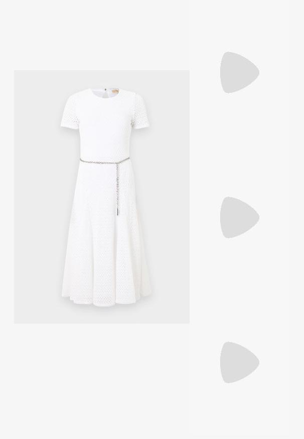 Robe midi blanche à manches courtes en tissu texturé avec une fine ceinture chaîne argentée portée lâchement à la taille.; Pompe à talons hauts en suède noir avec un bout pointu, dotée d'un talon bloc noir brillant et d'une doublure intérieure lisse.; Sac bandoulière en métal argenté avec sangle réglable et logo subtil sur le devant, sur fond clair uni.; Paire de boucles d'oreilles boule de Noël dorées brillantes avec fermoirs à crochet sur fond blanc uni.
