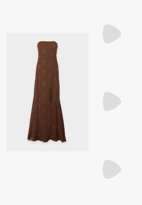 Robe maxi marron sans bretelles avec un motif subtilement texturé et de petits motifs floraux brodés dispersés.; Sandale à talon kitten écaille de tortue marron avec bride entre les orteils et bout carré sur un fond clair uni.; Petit sac à main doré recouvert de clous ronds brillants avec une poignée courte et une découpe rectangulaire en haut.; Paire de boucles d’oreilles créoles dorées avec des détails de perles arrondies le long du bord extérieur sur un fond clair.