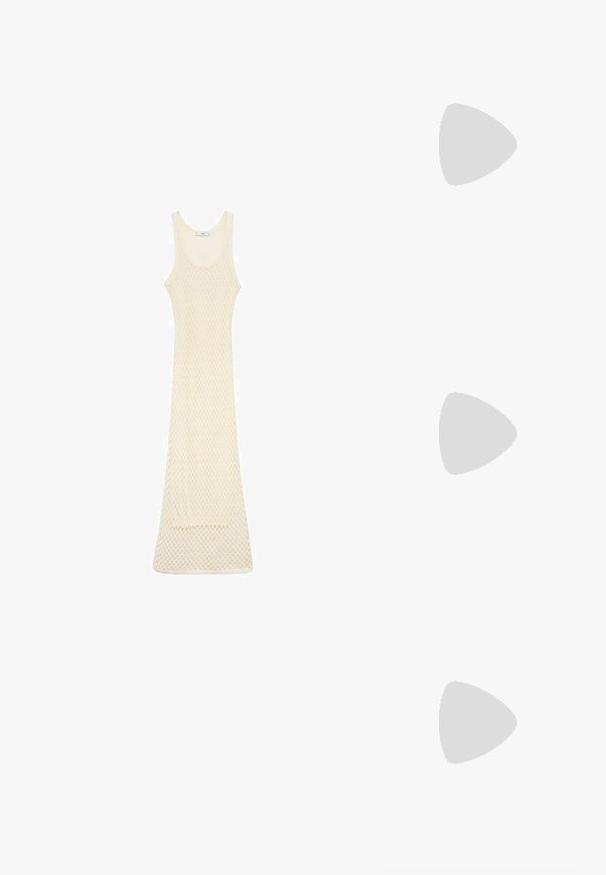 Strikkjole i lys beige med en tætsiddende pasform, der har en scoop halsudskæring og åben mesh-mønster over det hele, som når til midt på læggen.; Vævede læder slidesandaler i lysebrun, med et oversized vævet overdelsdesign og en flad sål. Spidse tæer giver et elegant udseende.; Beige vævet stråtaske med to lysebrune læderhåndtag og et diskret broderet monogram i midten foran.; Guldhalskæde med et skaldformet vedhæng med ribbede detaljer, hængende fra en fin kæde, hvilket skaber et elegant udseende.