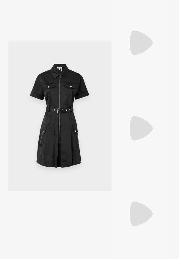 Schwarzes Kleid mit kurzen Ärmeln, Reißverschluss vorne, zwei Brusttaschen und seitlichen Taschen. Es hat eine taillierte Silhouette mit silbernen Hardware-Elementen.; Schwarze Lederstiefel bis zum Knie mit spitzem Zehenbereich und schmalem, geschwungenem Absatz. Glatte Textur, enganliegendes Design und keine sichtbaren Beschläge oder Muster.; Schwarze, gefaltete Handtasche mit einem runden Griff, verstellbarem Schulterriemen und glänzender Textur. Verfügt über silberne Hardware und eine strukturierte Silhouette.; Paar mittelgroße, glatte Creolen in Goldton mit Scharnier-Verschlüssen auf einem einfarbigen hellen Hintergrund.