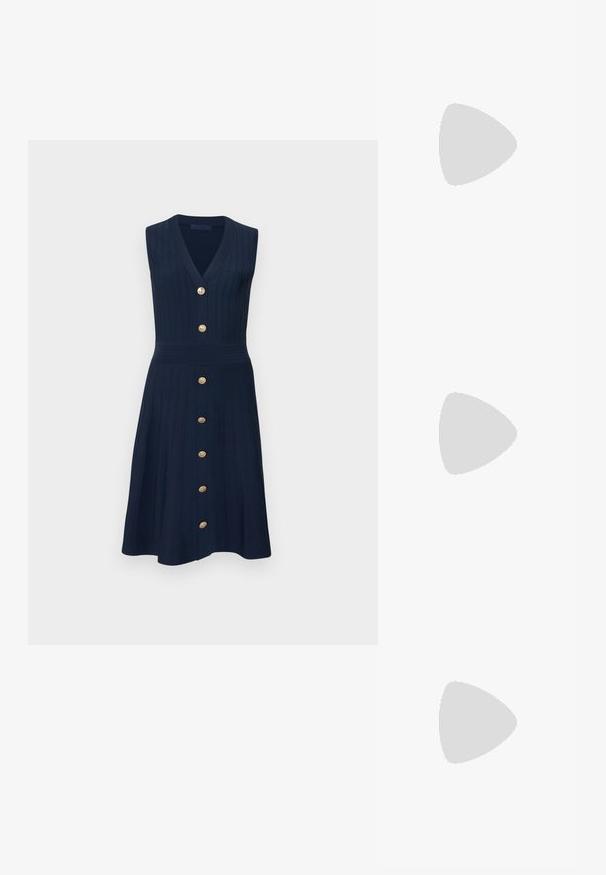 Robe bleu marine sans manches avec col en V, texture côtelée, taille cintrée et une rangée verticale de sept boutons dorés sur le devant.; Escarpin noir en cuir à bout pointu avec un design élégant, featuring un talon mince et un accent doré à la base du talon. Texture lisse.; Sac d'épaule matelassé crème avec une bandoulière noire courbée et un détail de chaîne en or sur un fond clair.; Boucles d'oreilles en argent en forme de créoles, ornées d'un cœur et d'un pendentif en forme de diamant. Texture lisse avec une finition polie.