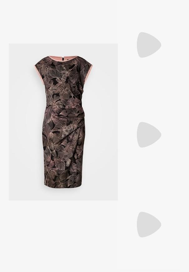 Robe noire ornée d'un imprimé floral en rose et beige. Manches courtes, détail froncé sur le côté, longueur au genou, et fermeture éclair au dos.; Sandale à talon en cuir noir avec un bout carré, une bride de cheville dotée d'une boucle en or et un talon métallique fin. Texture lisse, design minimaliste.; Sac à bandoulière en cuir verni noir avec une sangle fine, logo triangulaire Guess sur le devant et une fermeture éclair supérieure.; Paire de boucles d'oreilles créoles en bouclettes dorées brillantes sur fond blanc uni, présentant un design torsadé entrelacé.