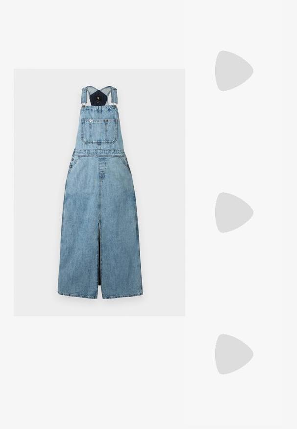 Lyseblå denim ærmeløs kjole med frontlomme, justerbare stropper og frontslids ned midt på.; Brune læderknæhøje støvler med en rund metalhardwaredetalje og spænde. Let struktureret overdel, stablet hæl og rund tå-design.; Skildpaddefarvede solbriller med rektangulær form, brune linser, glat plastikskelet og tynde stænger med subtile tonale mønstre.; Mørkebrun læder skuldertaske med en blød, afslappet form og et snoet knudehåndtag på en ensartet hvid baggrund.
