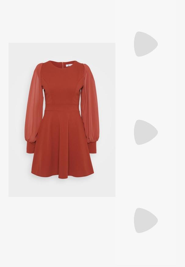 Rotes Kleid mit kurzen puffartigen durchsichtigen Ärmeln, tailliertem Oberteil, weit schwingendem Rock und einem Reißverschluss im Rücken. Hergestellt aus strukturiertem Stoff mit glatter Oberfläche.; Anna Field by Zalando Riemensandalette - black; Weiße weiche Clutch-Tasche mit goldener Kettenriemen, verziert mit klaren Edelsteinen, vor einem einfarbigen hellgrauen Hintergrund.; Ohrhänger in Goldoptik mit drei unregelmäßigen, glatten, abgerundeten Segmenten, die vertikal auf einem schlichten, hellen Hintergrund gestapelt sind.