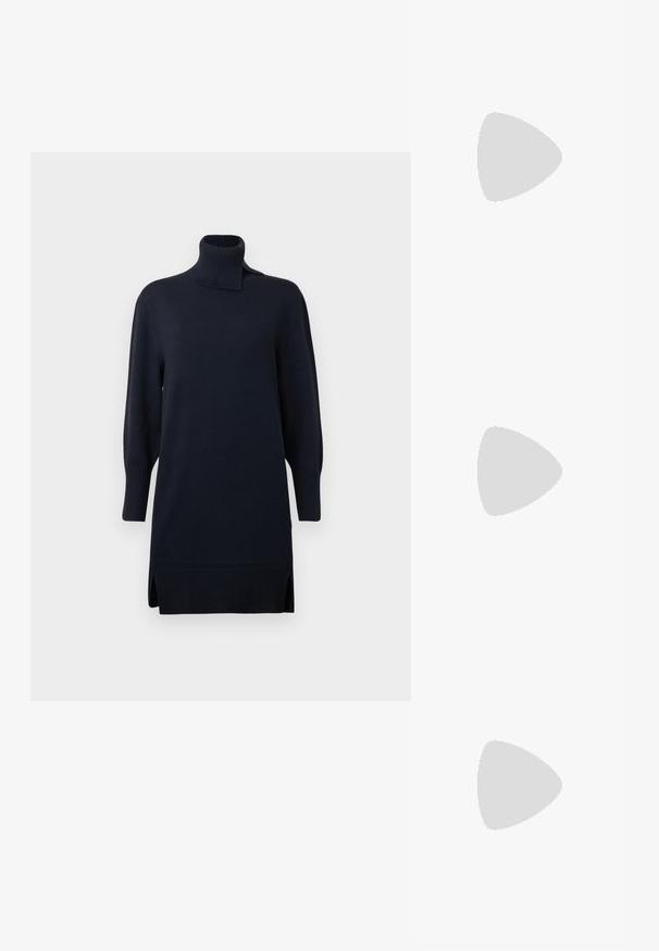 Marineblauwe coltrui-jurk met geribbelde breistructuur, zijopeningen en een losse pasvorm. Rechte mouwen en een hoge kraag.; Enkel rood leren hooghakige schoen balancerend op de hiel op een reflecterende vloer nabij een metalen ordnerrek met witte mappen.; Zwarte leren schoudertas met een gebogen vorm, zilverkleurige hardware en een opvallende logopatch met blauw, rood en wit.; Gouden ronde oorbellen met aan elke oorbel twee kleine zilveren ringetjes, met subtiele gegraveerde merknamen, geplaatst op een witte achtergrond.
