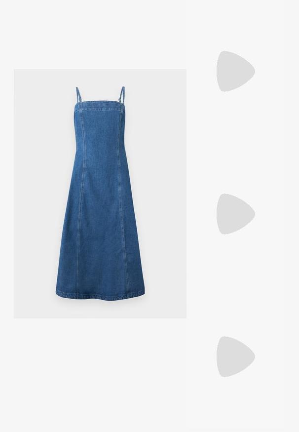 Robe midi en denim bleu avec fines bretelles, encolure carrée et corsage ajusté s'évasant légèrement vers l'ourlet.; Talons hauts slingback en cuir noir avec un orteil pointu, de fines lanières autour de la cheville, des accents en métal doré et un talon fin. Texture lisse et design minimal.; Sac à main en cuir noir avec boucle dorée et détails à rivets, poignées courtes et bandoulière réglable sur fond blanc uni.; Boucles d’oreilles créoles en forme d’étoile argentée avec une finition lisse et polie sur un fond blanc uni.