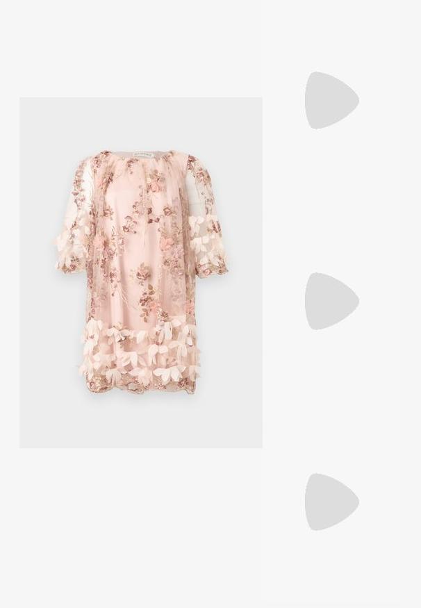 Robe légère rose clair avec applications florales 3D, fleurs brodées et ourlet festonné, manches mi-longues et encolure ronde.; La sandale à talons hauts en métal doré présente une large lanière sur les orteils, une lanière de cheville réglable et un talon en block texturé.; Petite pochette avec motif géométrique doré et noir, cadre en métal doré, fermeture à boule noire et une courte chaîne dorée.; Boucles d'oreilles en or en forme de d'anneaux lisses et courbés avec une finition polie. Équipées d'un mécanisme de fermeture et de légères indentations pour le détail.