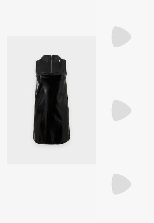 Vestido sin mangas de cuero sintético negro con cuello alto y cremallera frontal, que presenta una textura brillante y una silueta ajustada y recta.; Zapato slingback de cuero negro con punta afilada, con un acento brillante en la puntera y un tacón de altura media. Diseño con lateral abierto.; Clutch de cuero beige plisado con un marco de metal plateado, que cuenta con dos broches decorativos redondos y una correa de cadena plateada.; Pendientes escultóricos de plata con formas suaves y curvas y superficies reflectantes. Presentan un diseño de aro cerrado y una forma orgánica distintiva.