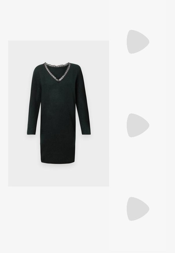 Robe en tricot noire à manches longues avec décolleté en V, ornée d'une délicate bordure en dentelle festonnée.; Bottines noires en cuir hauteur genou avec un bout pointu, dotées d'une sangle décorative à la cheville et d'accents en métal argenté. Talon bas empilé.; Sac à main en cuir noir de forme arrondie, décoré de clous argentés et équipé d'une poignée courte. Texture lisse et fermeture éclair.; Boucles d’oreilles créoles en forme d’étoile argentée avec une finition lisse et polie sur un fond blanc uni.