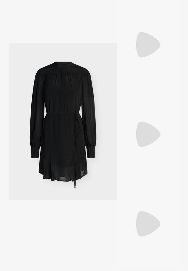 Robe noire à manches longues avec détails froncés, col haut, fermeture par boutons et ceinture à nouer à la taille, avec un ourlet légèrement transparent.; Bottine en daim noir avec un bout pointu, tige de hauteur moyenne et un talon épais. Présente des coutures minimales et une texture lisse.; Sac bandoulière rectangulaire en cuir noir avec longues bretelles et petit logo doré "HUGO" au centre devant.; Une paire de petites boucles d'oreilles géométriques en ton or avec des bords angulaires et des fermoirs à tige sur un fond clair.