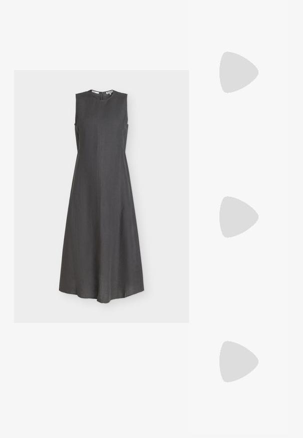 Robe midi sans manches gris foncé avec un col rond haut et des détails discrets de coutures sur le devant et les côtés, fermeture éclair au dos.; Bottine en cuir marron jusqu'au genou avec un talon épais noir et une finition texturée. Présente un bout rond et des détails de couture latérale subtils.; Sac à main en daim marron avec deux poignées supérieures, un détail de nœud à l'avant et une couture contrastante. Texture douce et forme structurée.; Boucle d'oreille en argent avec une finition polie, présentant de petits détails en or et de forme ronde, portée sur le lobe.