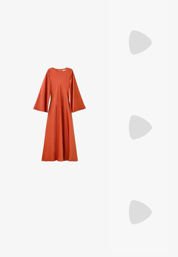 Robe longue orange rouille avec manches évasées en cloche, taille cintrée et col rond avec fermeture par bouton au dos.; Sandale mule en daim marron à bout ouvert avec une large bride à boucle et un petit talon kitten sur fond blanc.; Lunettes de soleil rondes teinte brun avec une monture bordeaux brillante. Branches fines avec un détail de marque subtil. Design de verres plats.; Sac à bandoulière en cuir marron avec rabat arrondi et détail de fermeture éclair dorée, doté d'une bandoulière réglable unique.
