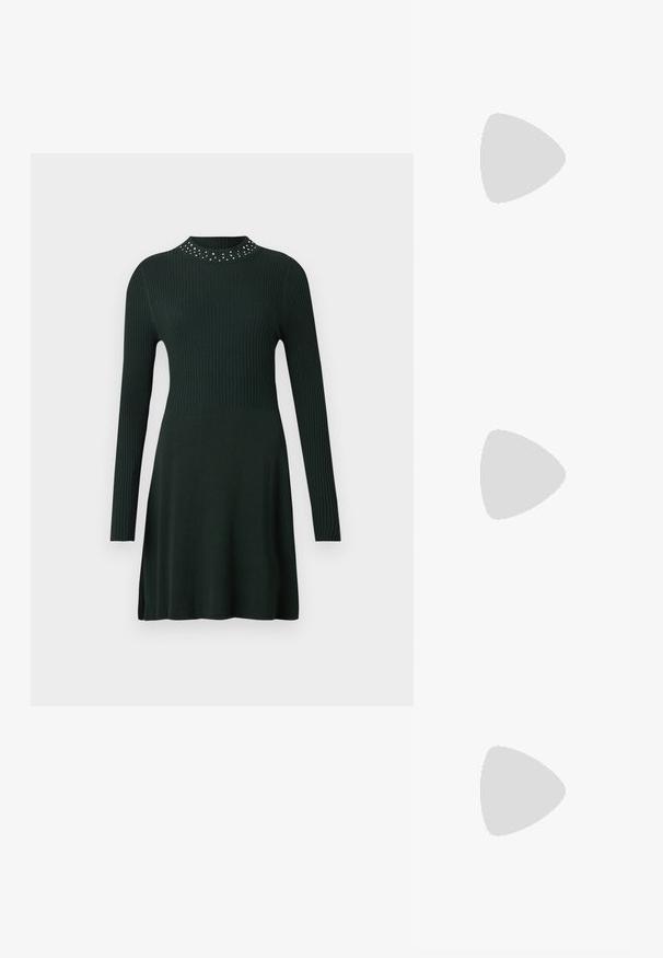 Robe tricotée côtelée vert foncé à manches longues avec un col haut décoré de petits clous en argent, taille cintrée et jupe évasée.; Bottes noires à talons aiguilles montantes, avec une finition en cuir brillant, un bout pointu et un talon effilé, présentant une surface lisse et un design élégant.; Sac à main en cuir noir de forme arrondie, décoré de clous argentés et équipé d'une poignée courte. Texture lisse et fermeture éclair.; Boucles d’oreilles créoles en forme d’étoile argentée avec une finition lisse et polie sur un fond blanc uni.