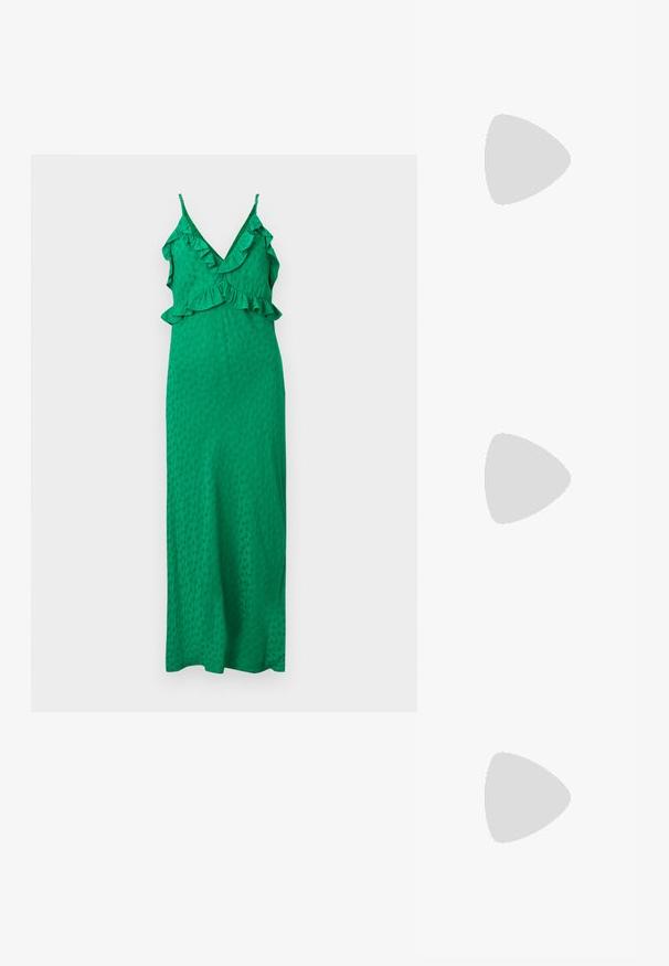 Robe maxi verte sans manches avec décolleté en V, bordure à volants sur l'encolure et la taille, et texture subtilement à pois sur le tissu.; Sandale pour femme en cuir noir avec fines lanières, une boucle d'orteil, une boucle à la cheville et un talon aiguille de hauteur moyenne sur un fond neutre.; Pochette en cuir beige plissé avec un cadre en métal argenté, dotée de deux fermoirs ronds décoratifs et d'une chaîne en argent.; Boucles d'oreilles en résine transparente en forme de coquillage avec de petits accents dorés et trois breloques translucides en forme de goutte pendantes sur chaque boucle d'oreille.