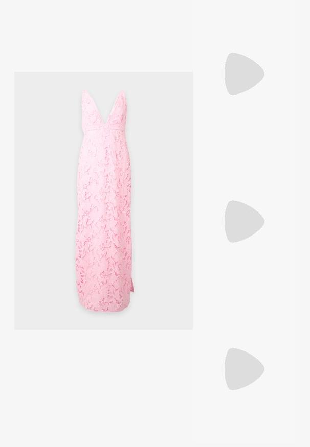 Μακρύ ροζ δαντελένιο φόρεμα με βαθύ V-λαιμόκοψη και αμάνικο σχέδιο, παρουσιάζεται με φόντο μονόχρωμο ανοιχτό.; Μαύρο δερμάτινο σανδάλι με χαμηλό τακούνι, αγκράφα στον αστράγαλο και μικρό χρυσό διακοσμητικό σε απλό φωτεινό φόντο.; Καφέ κυλινδρική τσάντα από δέρμα με χρυσά τρουκς, ρυθμιζόμενο λουρί και χρυσό λογότυπο Michael Kors μπροστά.; Ασημένια σκουλαρίκια με κυματιστό σχέδιο, διαθέτοντας λεία επιφάνεια και γυαλιστερό φινίρισμα, ασφαλισμένα με κούμπωμα πεταλούδας.