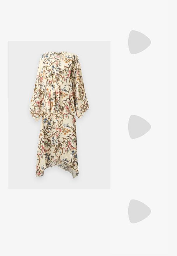 Longue robe crème avec imprimé floral et de vigne, manches longues bouffantes, boutonnée à l'avant et ceinture assortie en tissu à la taille.; Sandale en cuir marron avec lanières, talon bas en forme de petit escarpin et bride à la cheville avec une petite boucle, vue de côté sur un fond uni.; Petit sac à main tressé couleur fauve avec forme incurvée, bandoulière en cuir noir réglable et fermeture éclair argentée.; Paire de boucles d’oreilles créoles couleur or avec embossage floral et feuillage orné sur un fond neutre.