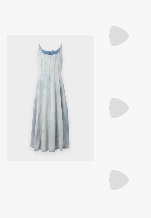 Robe en denim avec un dégradé de bleu clair, corsage ajusté, jupe évasée et détails de couture visibles. Fermeture éclair au dos.; Chaussure plate marron foncé à bout pointu avec un petit talon et un détail chaîne en strass argentée à l'arrière.; Sac à main en cuir noir avec un design plissé, une sangle unique, un cadre métallique argenté et deux grandes fermoirs ronds en argent.; Paire de boucles d'oreilles argentées brillantes et épaisses avec fermoirs à tige, sur fond blanc uni.