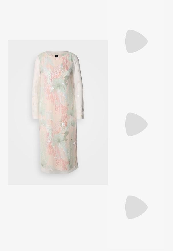 Robe florale en couleurs pastel avec de longues manches transparentes, ornée de broderies et de décorations. Tissu léger avec une coupe décontractée.; Sandale blanche à brides avec bout carré, fines lanières latérales, boucle à la cheville et talon bloc courbé avec bord de semelle noir.; Sac à main rectangulaire blanc Calvin Klein avec une seule poignée, design minimaliste et pampilles décoratives avec un charm métallique géométrique sur le côté.; Paire de boucles d'oreilles créoles moyennes argentées brillantes avec de fines attaches métalliques sur un fond clair et neutre.