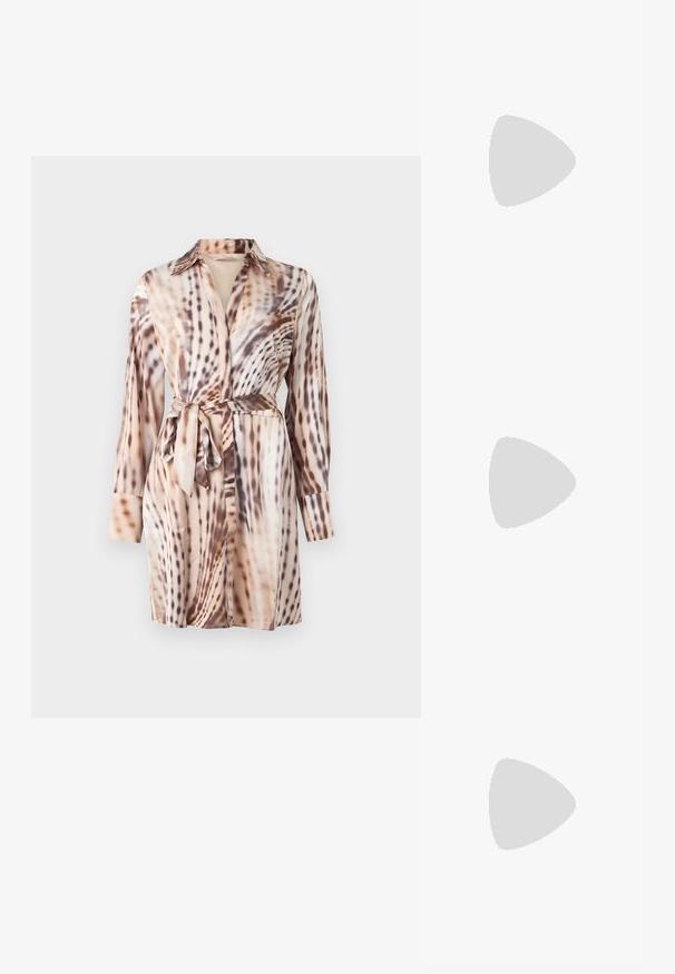 Robe chemise à manches longues avec col et ceinture nouée, présentant un motif abstrait d'animaux en beige, marron et crème.; Sandale à talon haut en cuir verni noir avec bride à la cheville. Présente un design minimaliste, un bout ouvert et une boucle ornée de strass.; Lunettes de soleil cat-eye avec une monture noire mate et des verres sombres, comportant un logo "vogue" sur le côté et une forme angulaire distinctive.; Boucles d'oreilles pendantes en argent avec des cristaux clairs rectangulaires et ronds alignés verticalement, sécurisées par des fermoirs à levier.